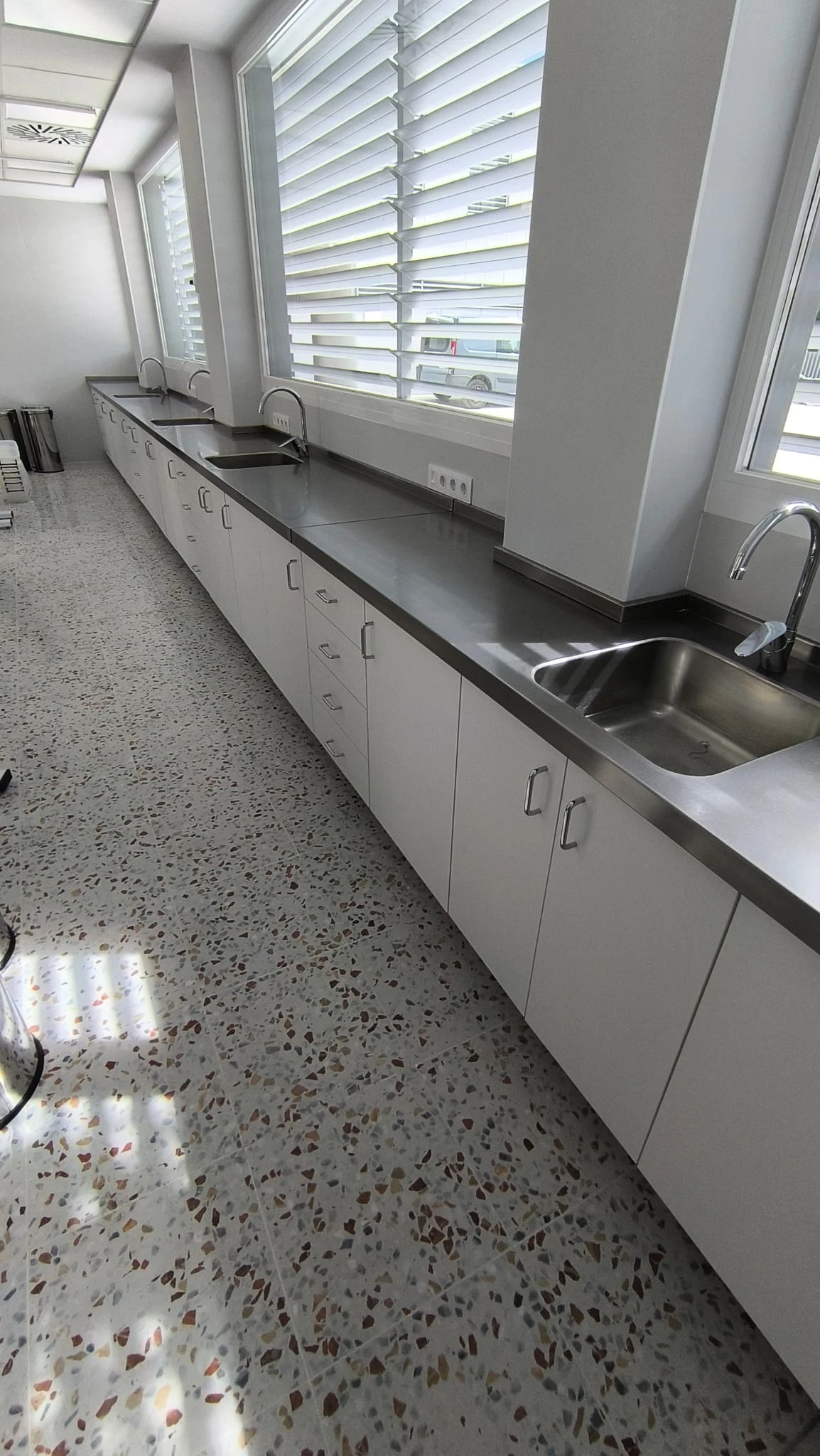 Mobiliario de laboratorio con encimeras de inox a medida